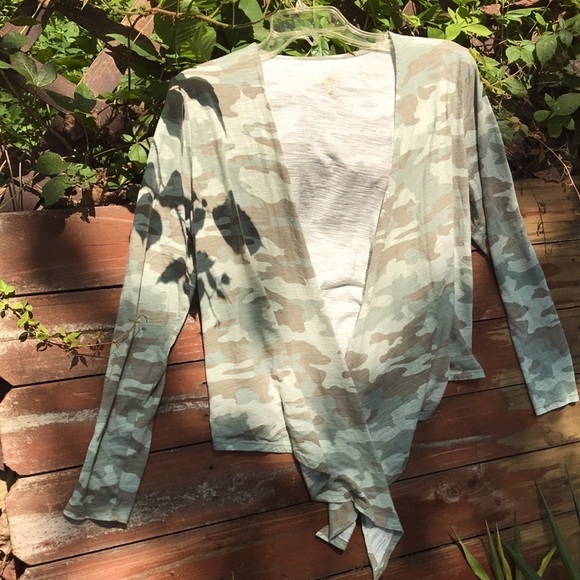 BELLE by KIM GRAVEL CAMO LONG SLEEVE OPEN TOP TIES AT BELLY SIZE SMALL - Picture 2 of 7